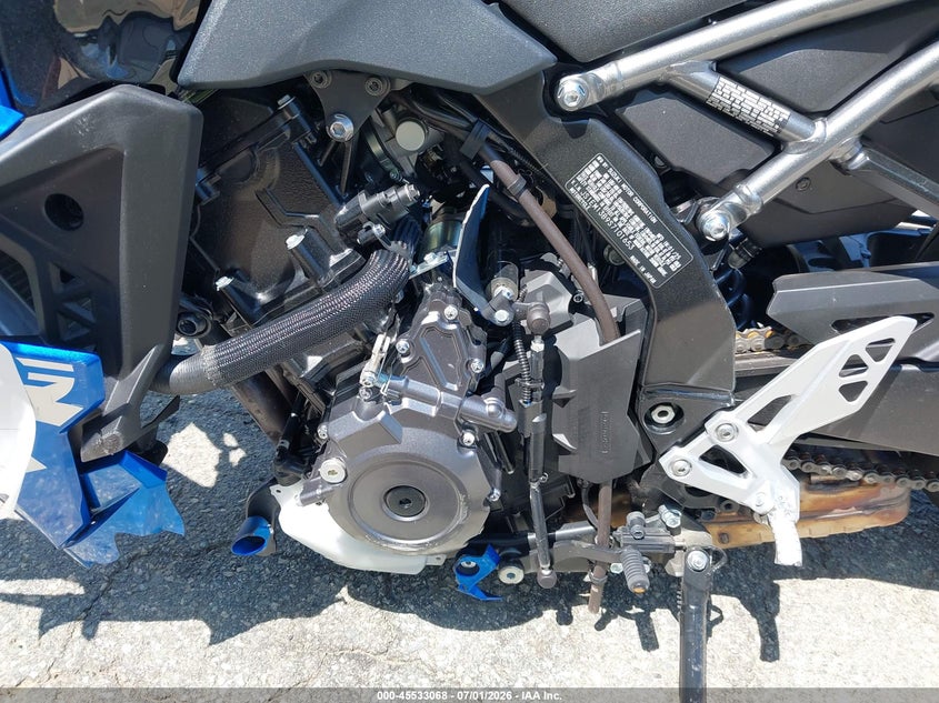 2025 Suzuki GSX800 VIN JS1EM13B9S7101653 IAAI salvage auction — FRONT END, Salvage Title, sold $425 on 2026-09-10 (photo 9)