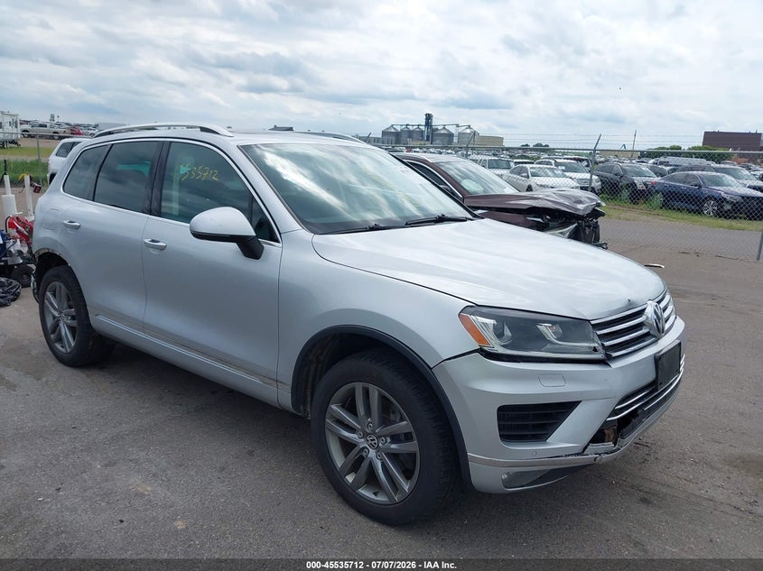 2015 Volkswagen Touareg VIN WVGEP9BP5FD002114 IAAI salvage auction — RIGHT REAR, Salvage (Minnesota), sold $1,800 on 2026-08-17 (photo 1)