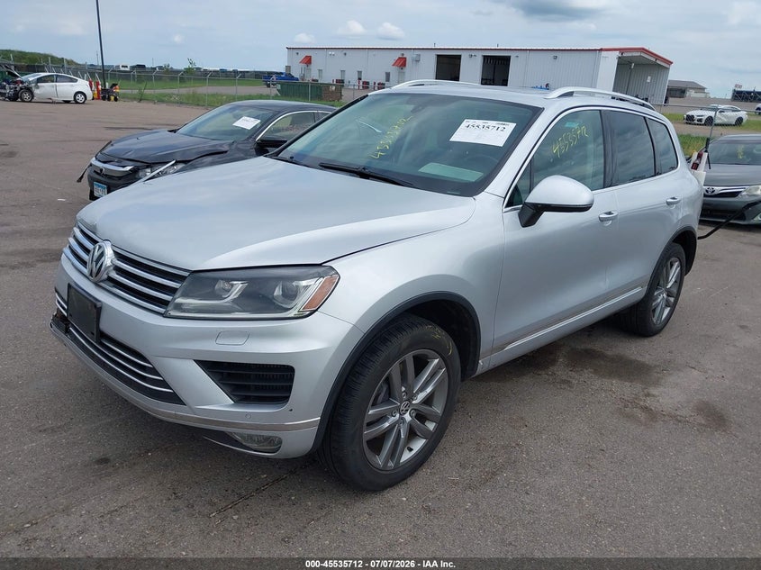 2015 Volkswagen Touareg VIN WVGEP9BP5FD002114 IAAI salvage auction — RIGHT REAR, Salvage (Minnesota), sold $1,800 on 2026-08-17 (photo 2)