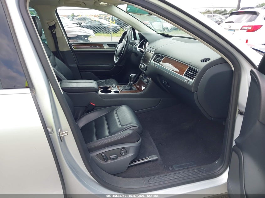 2015 Volkswagen Touareg VIN WVGEP9BP5FD002114 IAAI salvage auction — RIGHT REAR, Salvage (Minnesota), sold $1,800 on 2026-08-17 (photo 5)