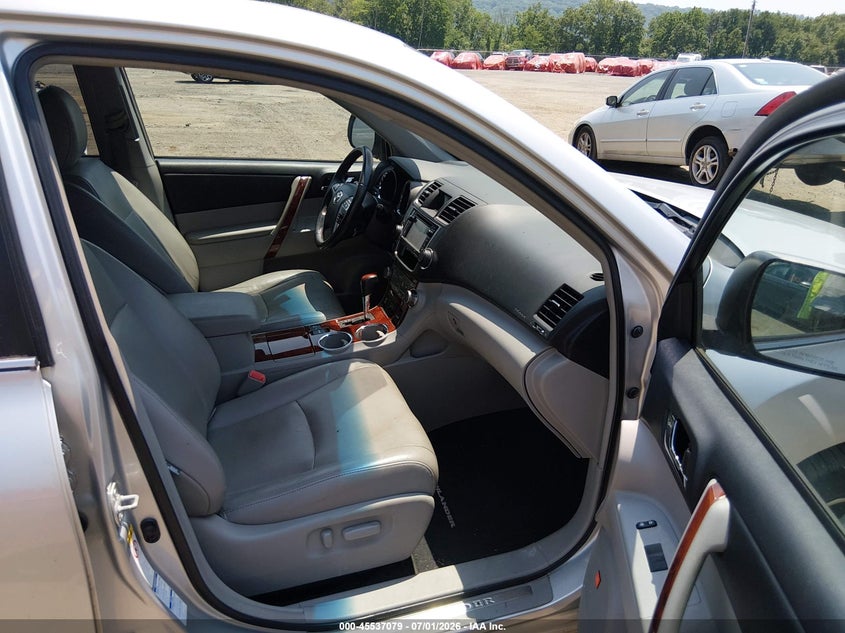 2013 Toyota Highlander VIN 5TDDK3EH8DS273136 IAAI salvage auction — NORMAL WEAR, Clear (Connecticut), sold $5,800 on 2026-07-09 (photo 5)