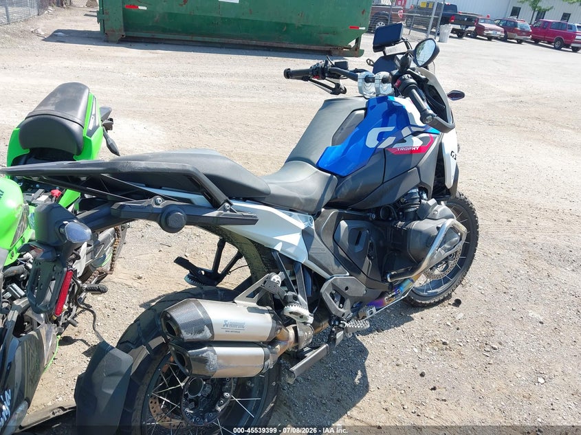 2024 BMW R 1300 VIN WB10M2300R6J83189 IAAI salvage auction — RIGHT SIDE, Scrap (Michigan), sold $12,250 on 2026-09-15 (photo 4)