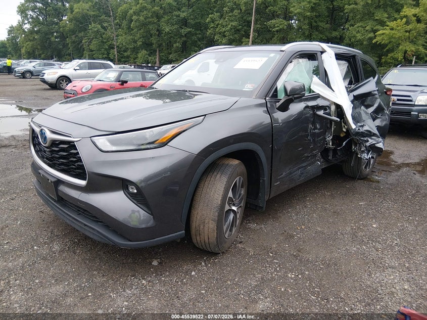 2023 Toyota Highlander VIN 5TDKBRCH5PS582466 IAAI salvage auction — SIDE, Wait Title, sold $14,900 on 2026-08-01 (photo 2)