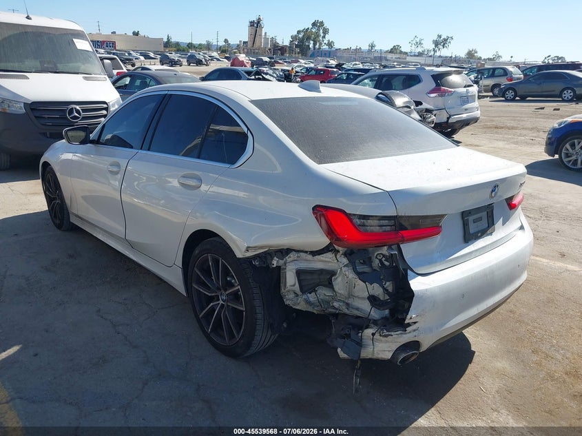 2019 BMW 3er VIN WBA5R1C51KAK08875 IAAI salvage auction — REAR END, Salvage Title, sold $11,600 on 2026-08-12 (photo 3)