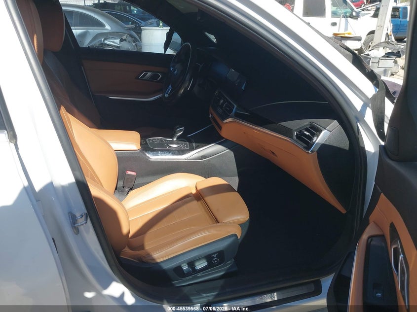 2019 BMW 3er VIN WBA5R1C51KAK08875 IAAI salvage auction — REAR END, Salvage Title, sold $11,600 on 2026-08-12 (photo 5)