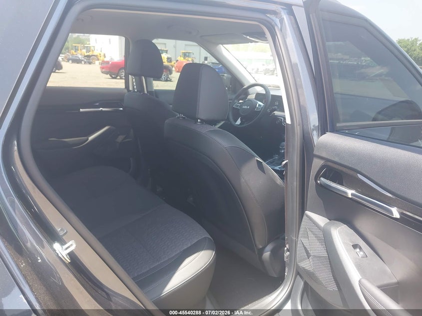 2025 Kia Seltos VIN KNDEUCAA7S7816233 IAAI salvage auction — RIGHT SIDE, Salvage Title, sold $11,900 on 2026-08-21 (photo 8)