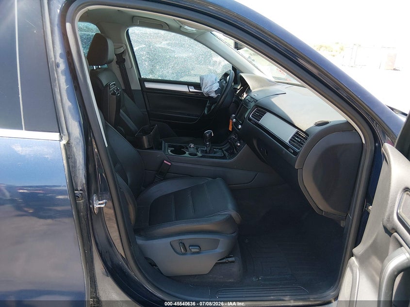 2013 Volkswagen Touareg VIN WVGEF9BP6DD009055 IAAI salvage auction — NORMAL WEAR, Clear (Tennessee), sold $250 on 2026-07-29 (photo 5)
