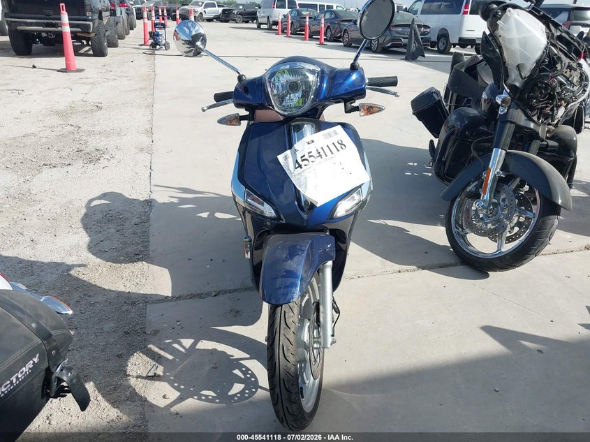 2023 Piaggio VIN ZAPC546B4P7002901 IAAI salvage auction — FRONT & REAR, Salvage (Texas), sold $325 on 2026-07-28 (photo 5)
