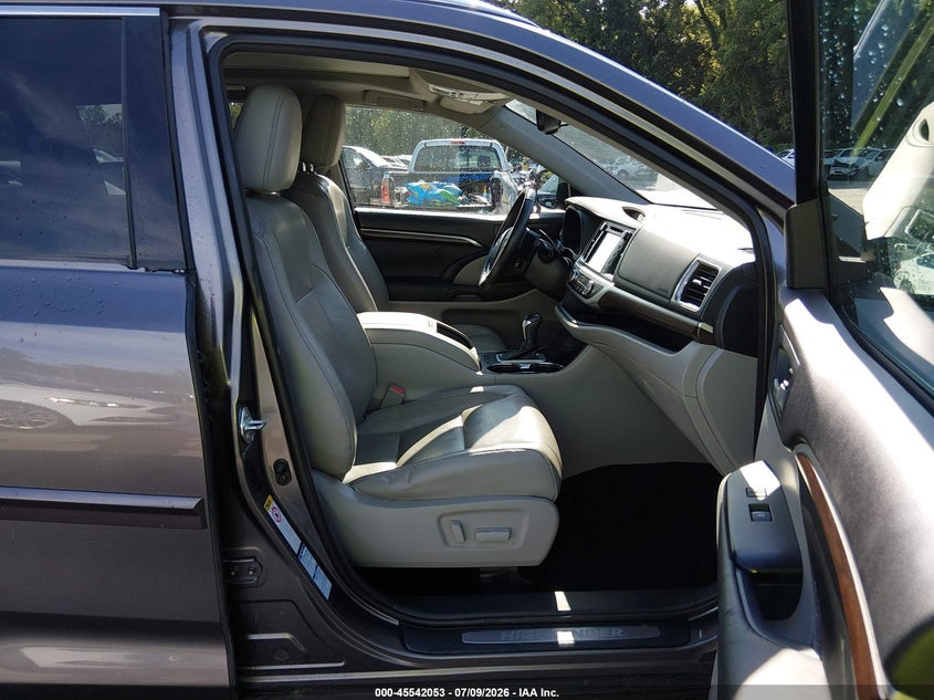 2015 Toyota Highlander VIN 5TDDKRFH3FS105179 IAAI salvage auction — SIDE, Salvage (Kansas), sold $8,700 on 2026-07-26 (photo 5)