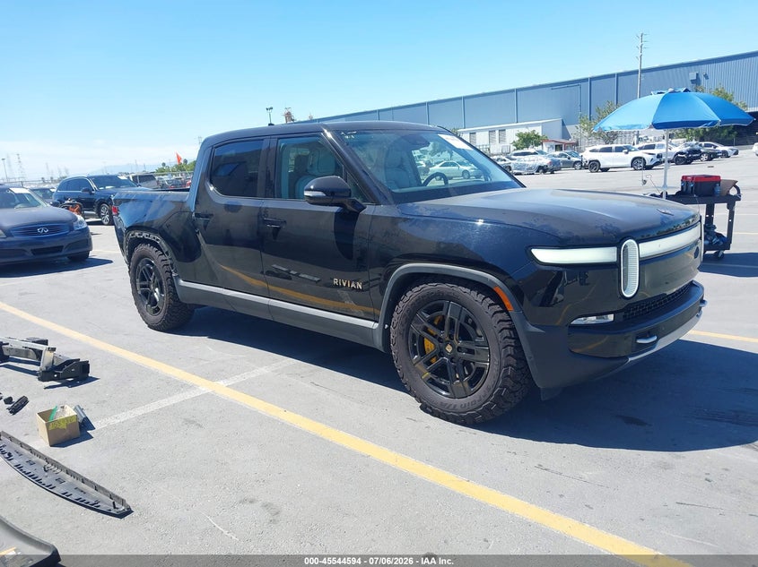 2023 Rivian R1t VIN 7FCTGAAAXPN020981 IAAI salvage auction — REAR END, Salvage Title, sold $15,600 on 2026-07-20 (photo 1)