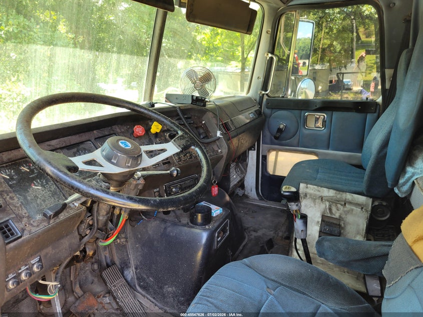 1995 White/gmc Aero VIN 4V1WDBJG6SN696053 IAAI salvage auction — NORMAL WEAR, Clear-Dealer Only (North Carolina), sold $1,900 on 2026-07-14 (photo 6)