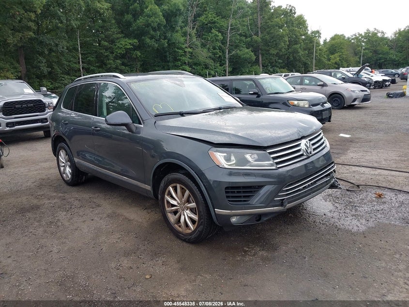 2016 Volkswagen Touareg VIN WVGEF9BP3GD004531 IAAI salvage auction — REAR END, Rebuildable (Florida), sold $825 on 2026-08-06 (photo 1)