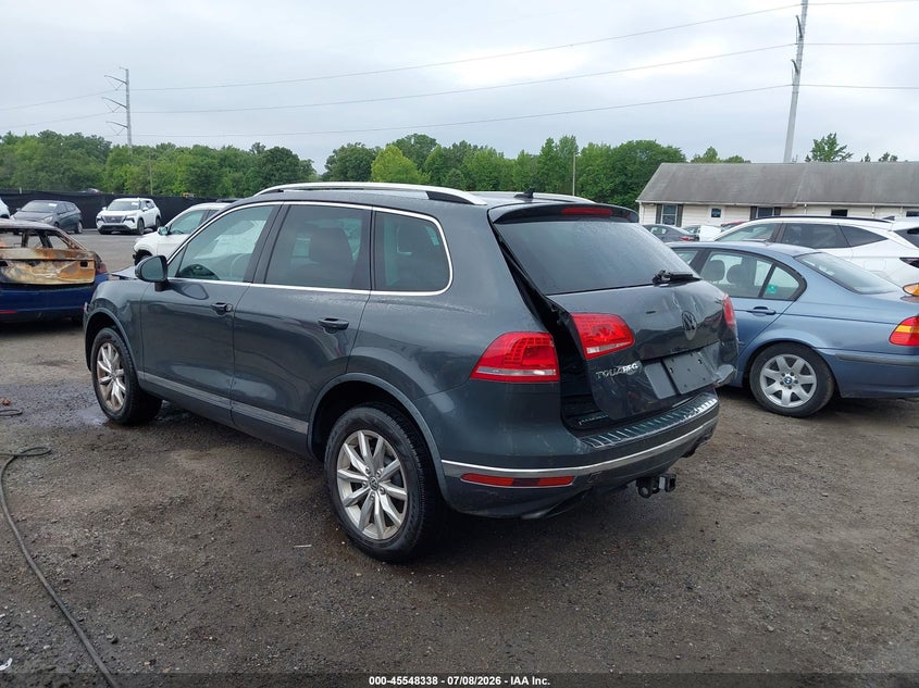2016 Volkswagen Touareg VIN WVGEF9BP3GD004531 IAAI salvage auction — REAR END, Rebuildable (Florida), sold $825 on 2026-08-06 (photo 3)