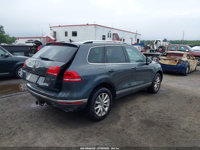 2016 Volkswagen Touareg VIN WVGEF9BP3GD004531 IAAI salvage auction — REAR END, Rebuildable (Florida), sold $825 on 2026-08-06 (photo 4)