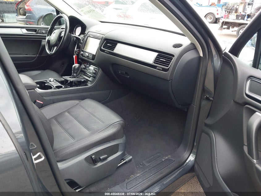 2016 Volkswagen Touareg VIN WVGEF9BP3GD004531 IAAI salvage auction — REAR END, Rebuildable (Florida), sold $825 on 2026-08-06 (photo 5)