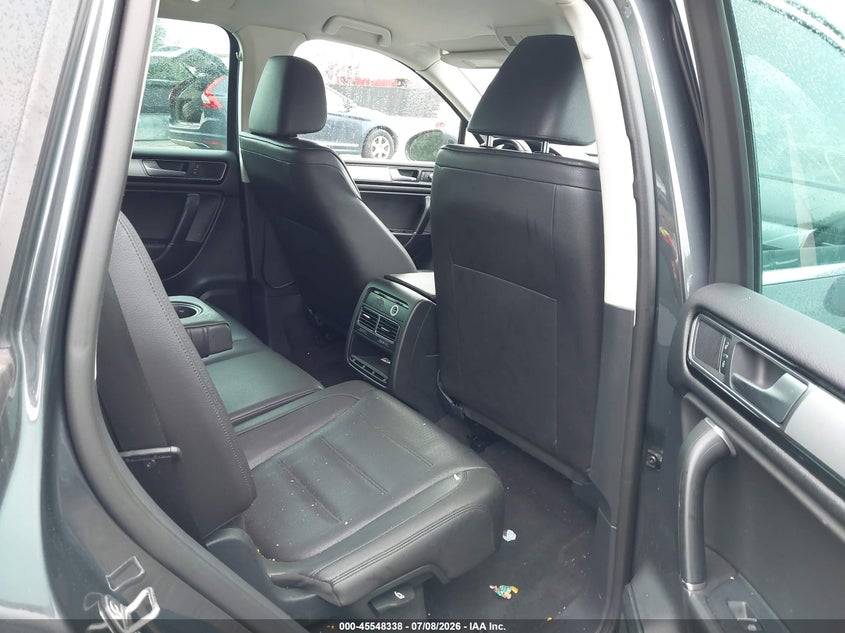 2016 Volkswagen Touareg VIN WVGEF9BP3GD004531 IAAI salvage auction — REAR END, Rebuildable (Florida), sold $825 on 2026-08-06 (photo 8)