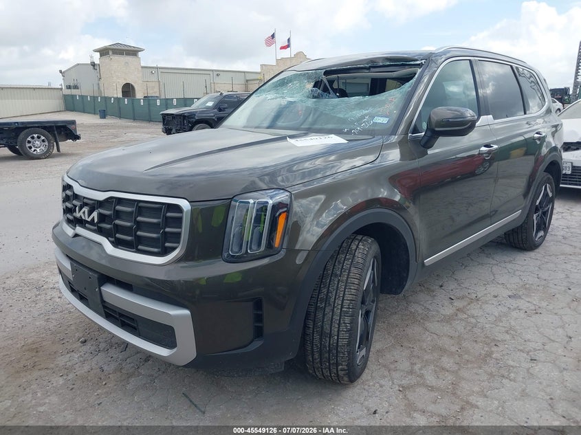 2025 Kia Telluride VIN 5XYP6DGC1SG690035 IAAI salvage auction — SIDE, Clear (Texas), sold $15,700 on 2026-07-20 (photo 2)