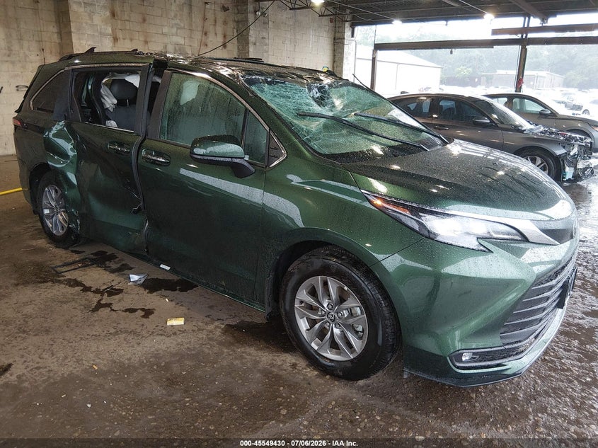 2026 Toyota Sienna VIN 5TDYRKEC1TS315401 — IAAI salvage auction photo