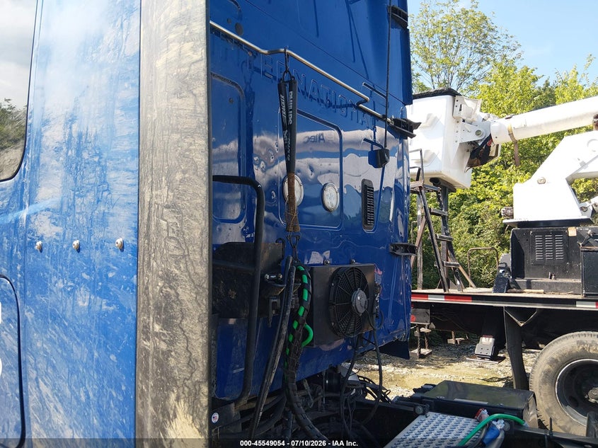 2022 International VIN 3HSDZAPR9NN231759 IAAI salvage auction — SIDE, Salvage Title, sold $26,600 on 2026-07-22 (photo 6)