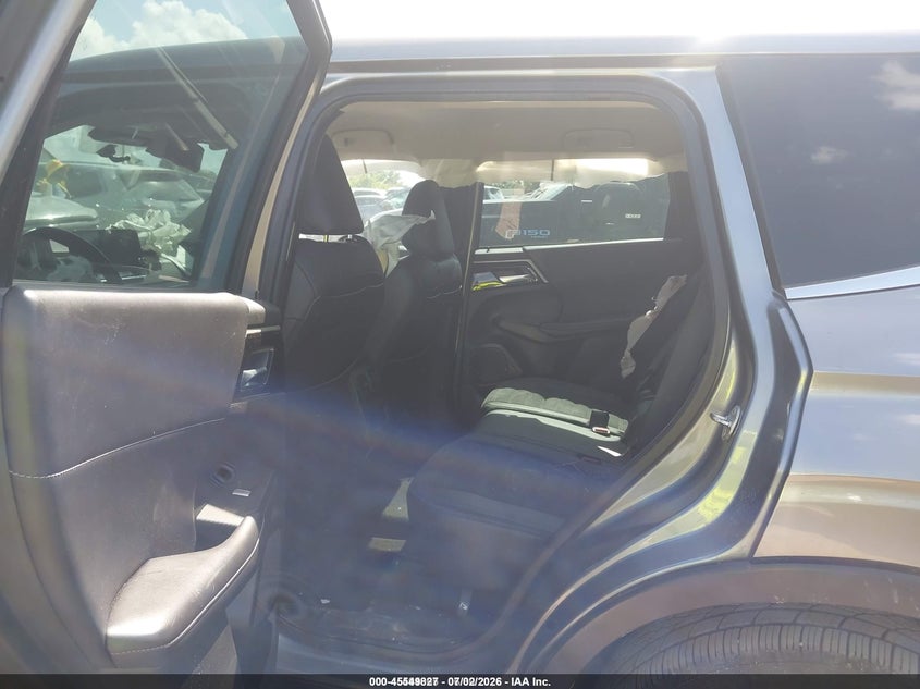 2023 Mitsubishi Outlander VIN JA4J3UA88PZ018530 IAAI salvage auction — SIDE, Salvage Title, sold $25 on 2026-07-30 (photo 8)
