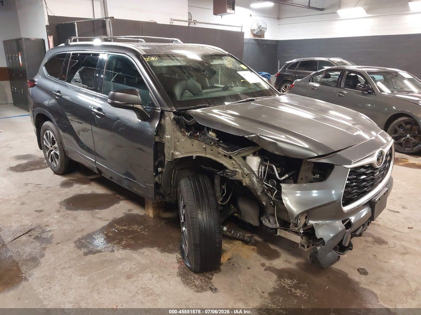 2022 Toyota Highlander VIN 5TDHZRBHXNS175120 IAAI salvage auction — RIGHT SIDE, Salvage Title, sold $16,800 on 2026-08-01 (photo 1)