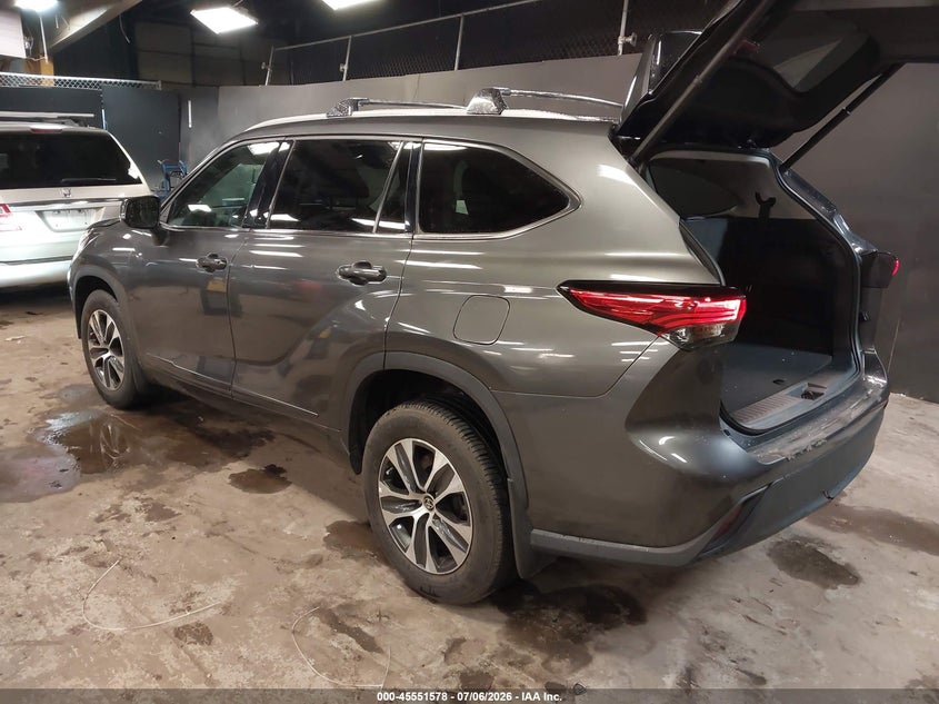 2022 Toyota Highlander VIN 5TDHZRBHXNS175120 IAAI salvage auction — RIGHT SIDE, Salvage Title, sold $16,800 on 2026-08-01 (photo 3)
