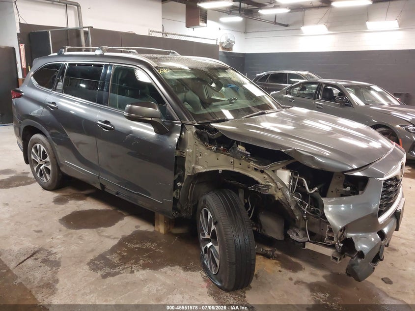 2022 Toyota Highlander VIN 5TDHZRBHXNS175120 IAAI salvage auction — RIGHT SIDE, Salvage Title, sold $16,800 on 2026-08-01 (photo 6)