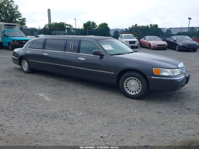 2000 Lincoln TOWN CAR VIN 1L1FM81W7YY761599 IAAI salvage auction — NORMAL WEAR, Clear (Pennsylvania), sold $225 on 2026-07-17 (photo 1)