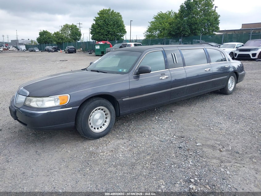 2000 Lincoln TOWN CAR VIN 1L1FM81W7YY761599 IAAI salvage auction — NORMAL WEAR, Clear (Pennsylvania), sold $225 on 2026-07-17 (photo 2)