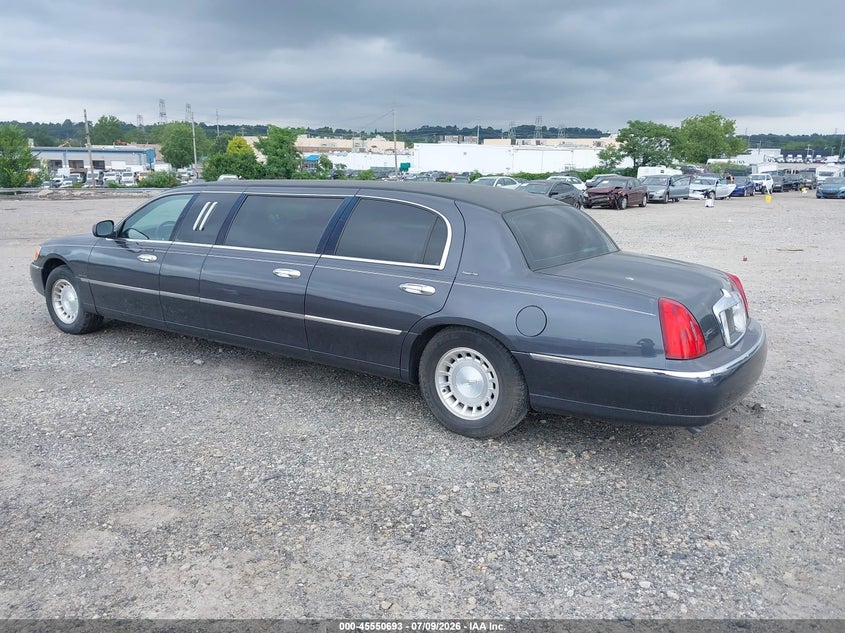 2000 Lincoln TOWN CAR VIN 1L1FM81W7YY761599 IAAI salvage auction — NORMAL WEAR, Clear (Pennsylvania), sold $225 on 2026-07-17 (photo 3)