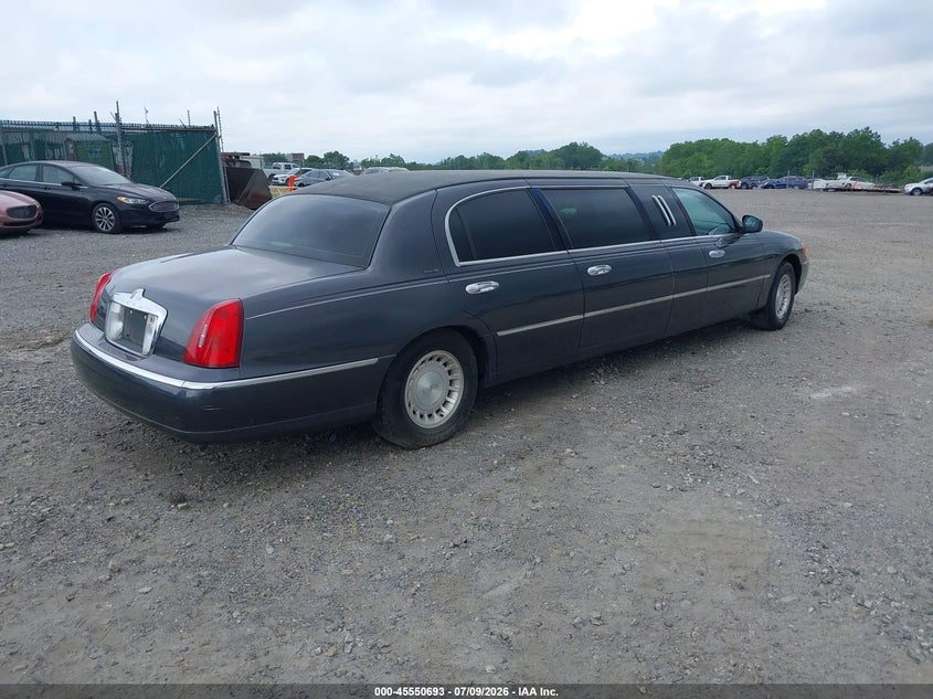 2000 Lincoln TOWN CAR VIN 1L1FM81W7YY761599 IAAI salvage auction — NORMAL WEAR, Clear (Pennsylvania), sold $225 on 2026-07-17 (photo 4)