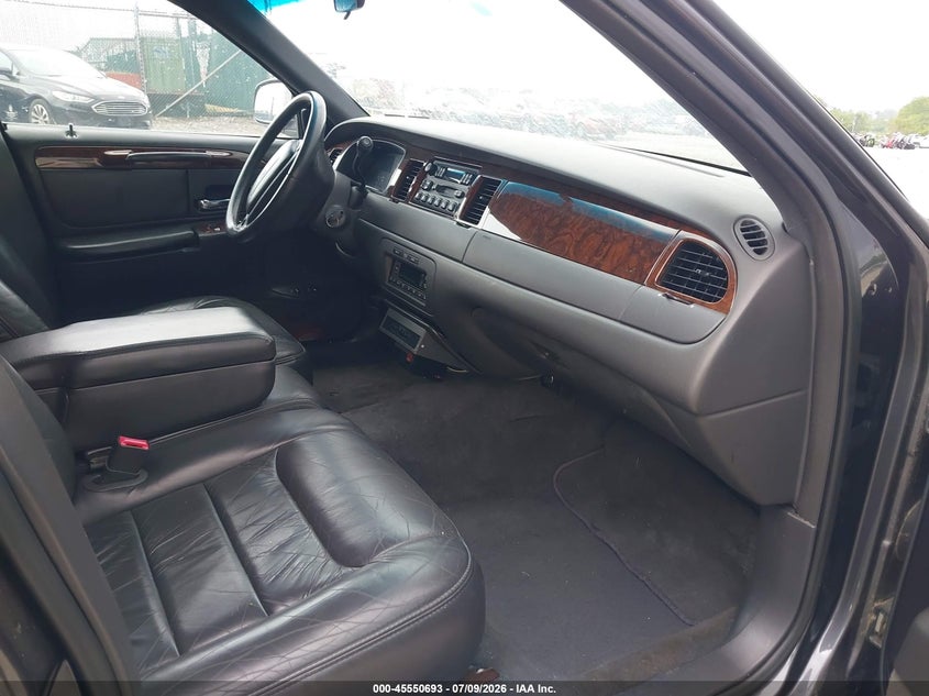 2000 Lincoln TOWN CAR VIN 1L1FM81W7YY761599 IAAI salvage auction — NORMAL WEAR, Clear (Pennsylvania), sold $225 on 2026-07-17 (photo 5)