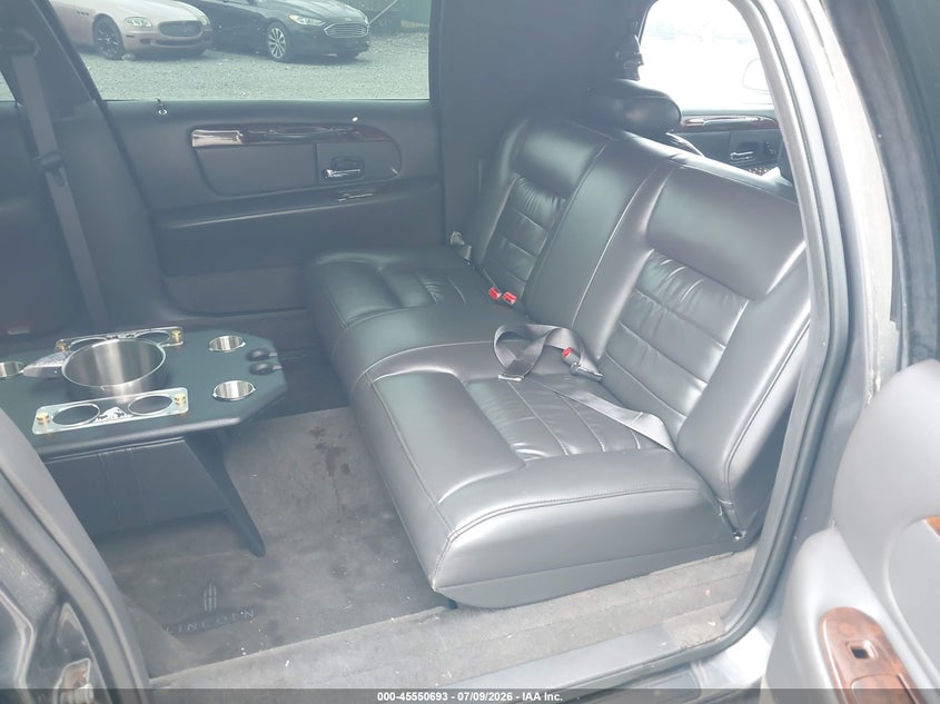 2000 Lincoln TOWN CAR VIN 1L1FM81W7YY761599 IAAI salvage auction — NORMAL WEAR, Clear (Pennsylvania), sold $225 on 2026-07-17 (photo 8)