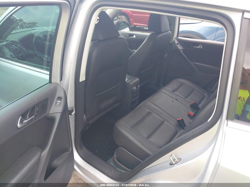 2012 Volkswagen Tiguan VIN WVGBV7AX3CW567492 IAAI salvage auction — RIGHT SIDE, Salvage Title, sold $1,125 on 2026-08-11 (photo 8)