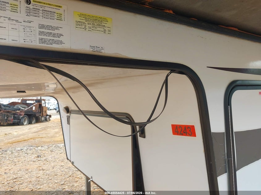 2018 Forest river Wildwood VIN 4X4FWBN2XJV701688 IAAI salvage auction — SIDE, Salvage (Texas), sold $7,000 on 2026-08-20 (photo 6)
