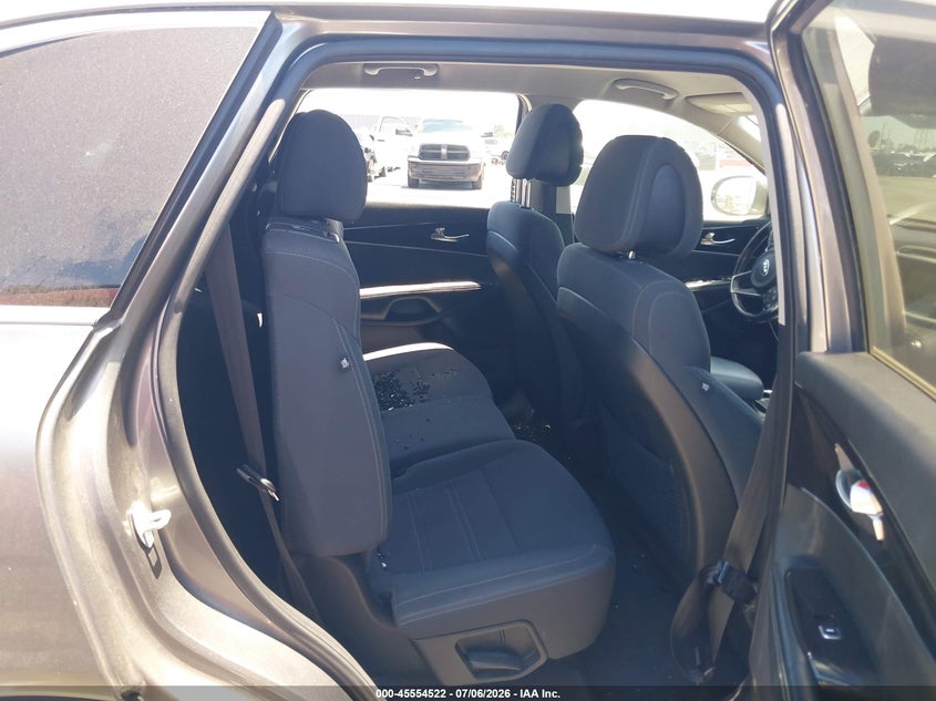 2016 Kia Sorento VIN 5XYPG4A33GG140672 IAAI salvage auction — VANDALISM, Non-Repairable (California), sold $925 on 2026-07-23 (photo 8)