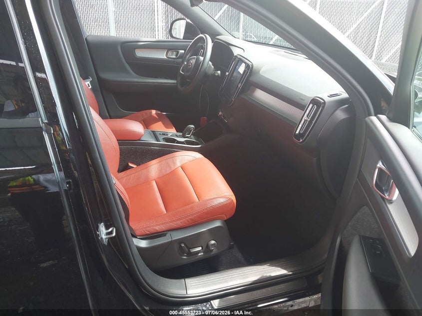 2019 Volvo Xc40 VIN YV4162UK0K2096209 IAAI salvage auction — RIGHT FRONT, Salvage Title, sold $6,500 on 2026-08-17 (photo 5)