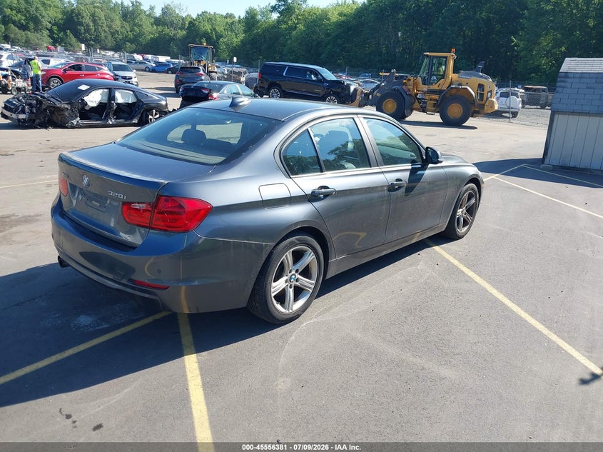 2014 BMW 3er VIN WBA3B5G55ENS07724 IAAI salvage auction — TRANSMISSION, Salvage Title, sold $675 on 2026-07-30 (photo 4)