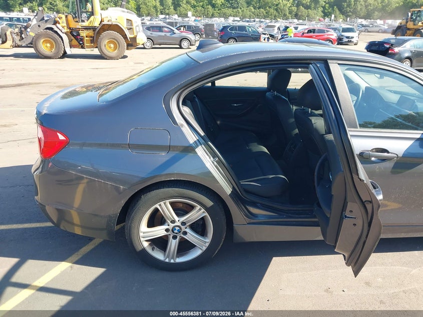 2014 BMW 3er VIN WBA3B5G55ENS07724 IAAI salvage auction — TRANSMISSION, Salvage Title, sold $675 on 2026-07-30 (photo 8)