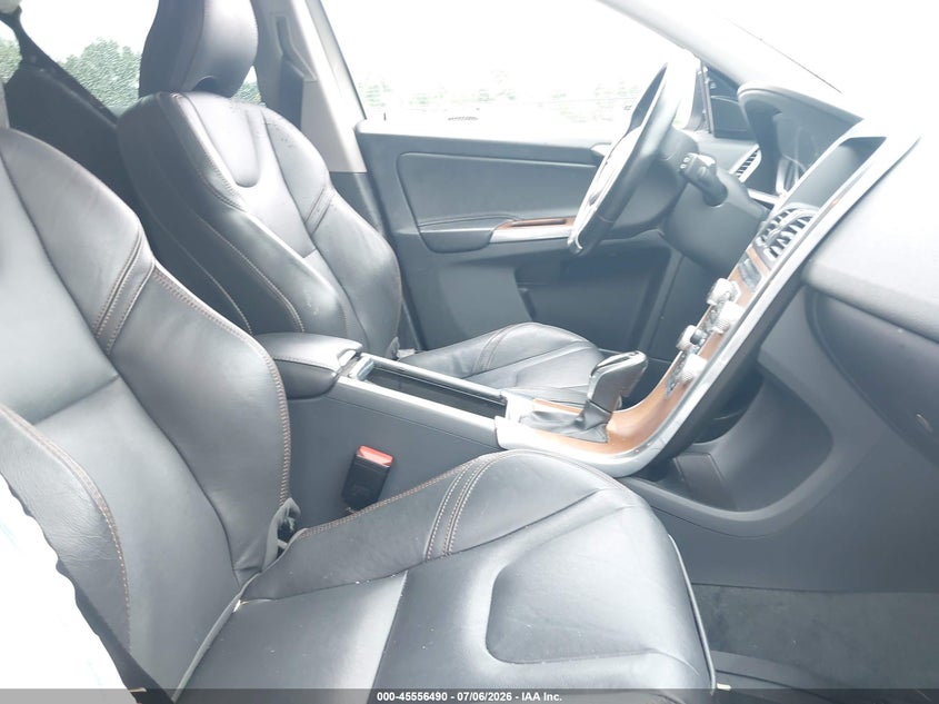 2017 Volvo Xc60 VIN YV440MRU6H2000435 IAAI salvage auction — SIDE, Salvage Title, sold $3,200 on 2026-08-06 (photo 5)