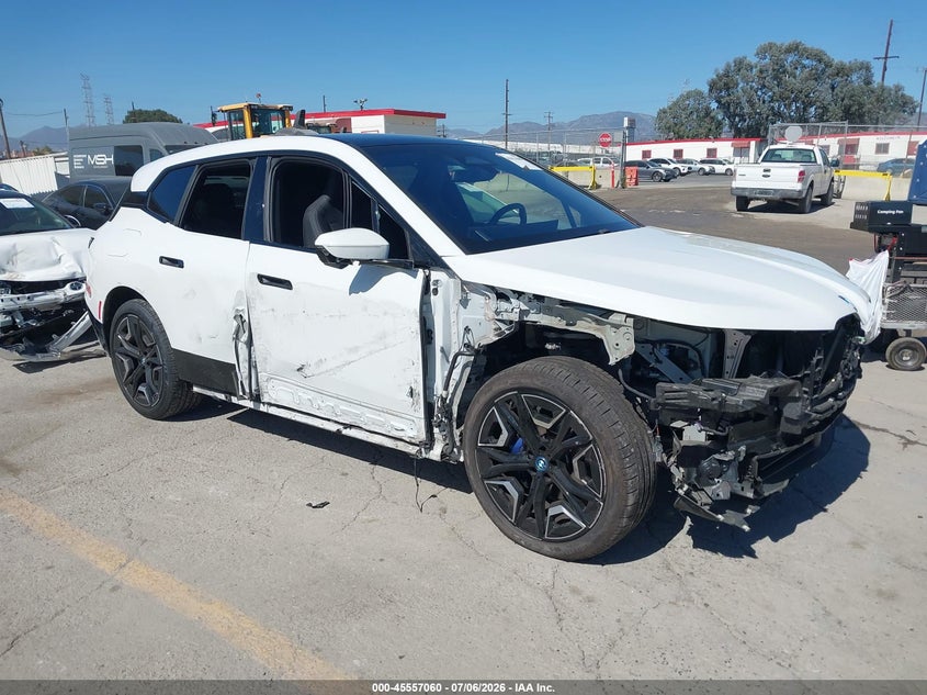 2024 BMW Ix VIN WB523CF09RCP83240 IAAI salvage auction — RIGHT SIDE, Salvage Title, sold $26,450 on 2026-08-17 (photo 1)