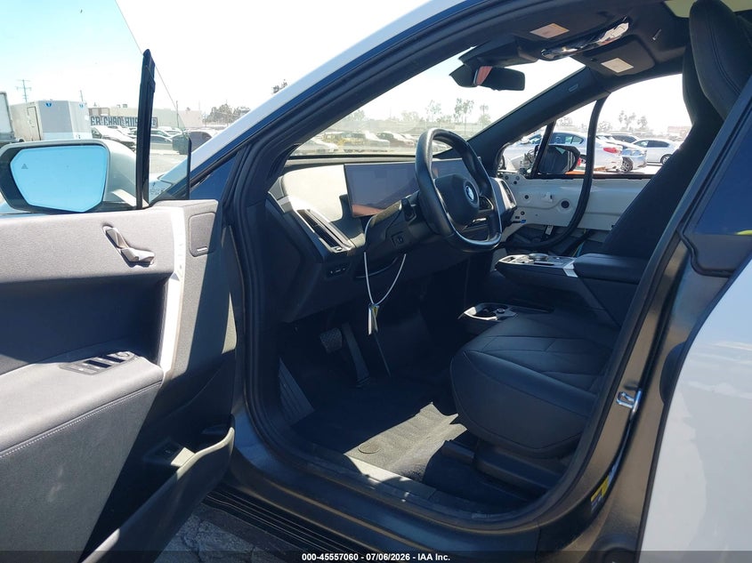 2024 BMW Ix VIN WB523CF09RCP83240 IAAI salvage auction — RIGHT SIDE, Salvage Title, sold $26,450 on 2026-08-17 (photo 5)