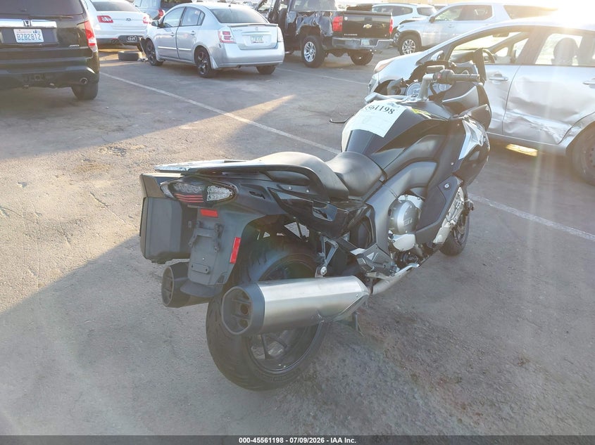 2017 BMW K 1600 VIN WB10F1108HZ542518 IAAI salvage auction — SIDE, Wait Title, sold $2,925 on 2026-09-26 (photo 4)