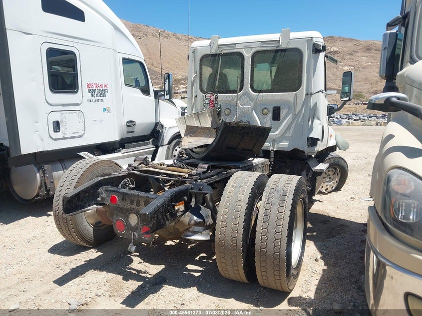 2015 Freightliner Cascadia 125 VIN 3AKBGDDV3FSGP1364 IAAI salvage auction — ALL OVER, Salvage (California), sold $275 on 2026-07-22 (photo 4)