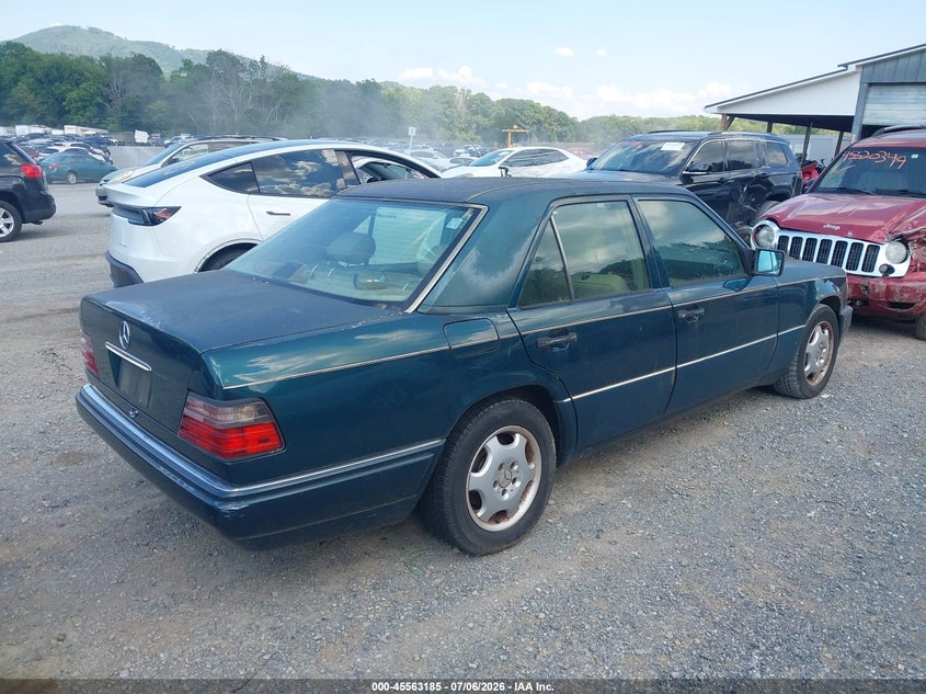 1995 Mercedes-benz E-class VIN WDBEA32EXSC251475 IAAI salvage auction — NORMAL WEAR, Clear (Virginia), sold $950 on 2026-07-14 (photo 4)