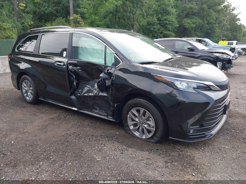 2026 Toyota Sienna VIN 5TDYRKEC8TS331708 — IAAI salvage auction photo