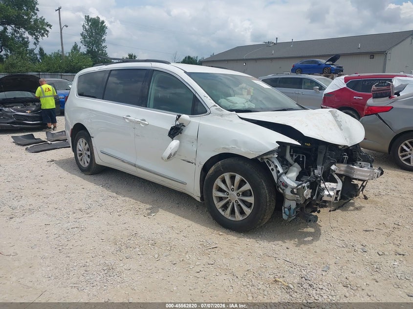 2017 Chrysler Pacifica VIN 2C4RC1BG5HR656565 IAAI salvage auction — FRONT END, Wait Title, sold $950 on 2026-08-27 (photo 1)
