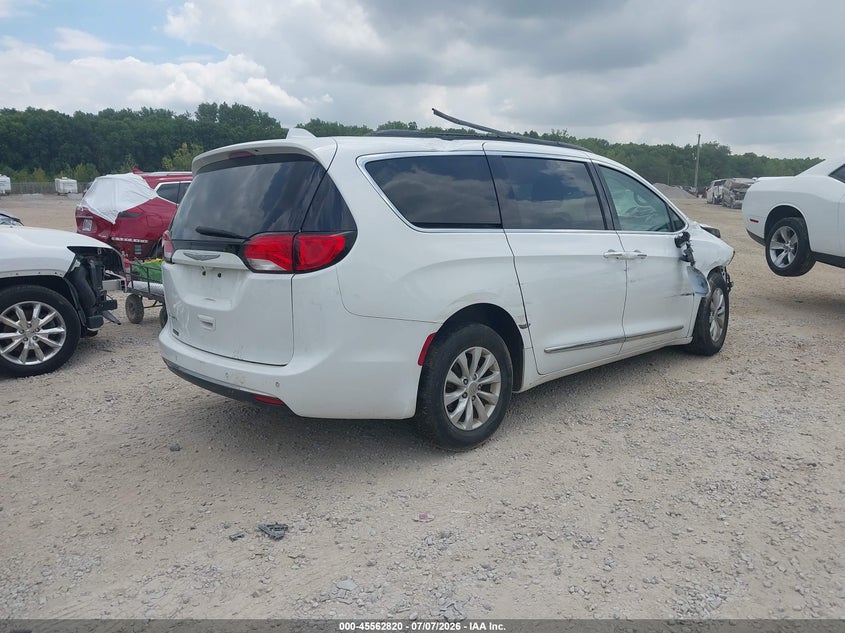 2017 Chrysler Pacifica VIN 2C4RC1BG5HR656565 IAAI salvage auction — FRONT END, Wait Title, sold $950 on 2026-08-27 (photo 4)