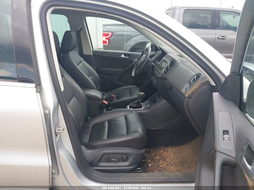 2017 Volkswagen Tiguan VIN WVGTV7AX2HK008065 IAAI salvage auction — NORMAL WEAR, Repossession Paperwork (Georgia), sold $2,500 on 2026-08-13 (photo 5)