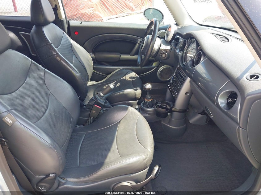 2004 Mini Cooper VIN WMWRC33404TC54519 IAAI salvage auction — ENGINE DAMAGE, Rebuildable (Florida), sold $250 on 2026-08-06 (photo 5)